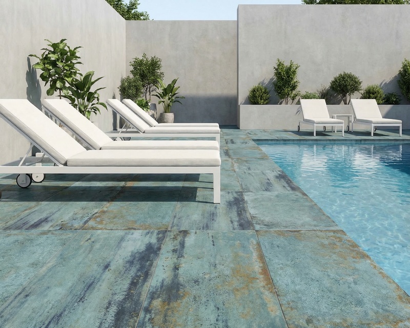 Suelo porcelánico Coral Bali en terraza con piscina