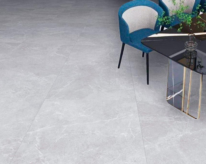 Suelo porcelánico Tirreno Perla en comedor moderno